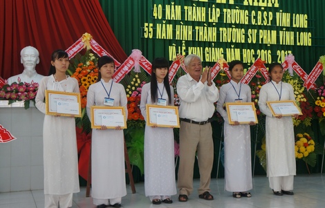 Sinh viên vượt khó nhận học bổng Võ Văn Kiệt.