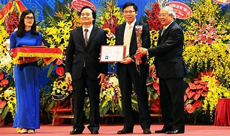 Bộ trưởng Bộ GD&ĐT Phùng Xuân Nhạ trao giấy chứng nhận Giáo sư. Ảnh: HH.