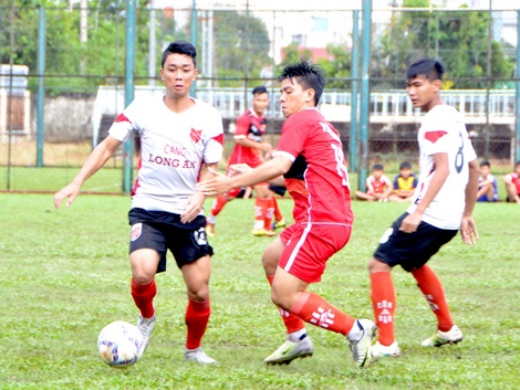 Pha tranh bóng trong trận FC Dũng Phong Long An (áo đỏ) với đội U.19 Long An.