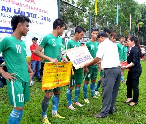 BTC trao giải ba cho đội Vĩnh Long.