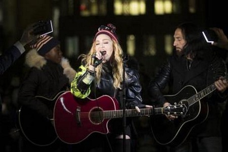 Madonna trong chương trình hòa nhạc bất ngờ ủng hộ ứng viên đảng Dân chủ Hallary Clinton trong cuộc đua vào Nhà Trắng