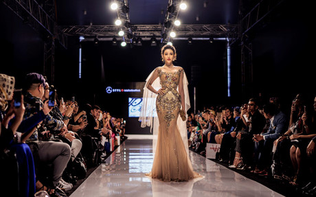 Xuất hiện tại Mercedes Malaysia Fashion Week, Huyền My trở thành tâm điểm và cô nhận được sự quan tâm, săn đón của truyền thông nước bạn. Đây là lần hiếm hoi Huyền My thể hiện khả năng catwalk trên sàn diễn thời trang.