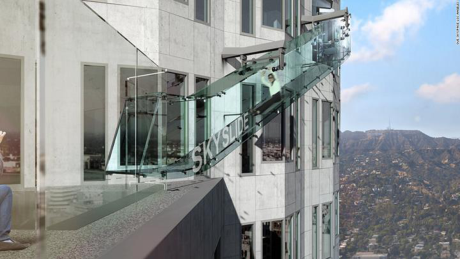 Đường trượt bằng kính ở độ cao 300m so với mặt đất bên ngoài Tháp US Bank Los Angeles, Mỹ.