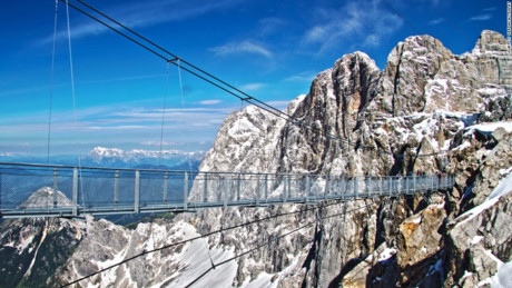 Cây cầu treo cao nhất nước Áo, dài 100m, bắc qua vực sâu 396m khiến ai nhìn xuống cũng thấy chóng mặt.