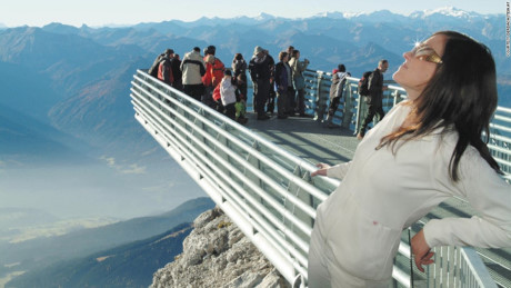 Đứng ở Dachstein Glacier, Áo, du khách có thể quan sát được cả 2 nước, đó là dãy núi Triglav của Slovenia và những cánh rừng bạt ngàn của CH Czech.