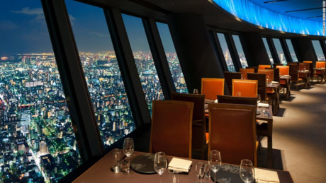 Nhà hàng trên Tháp Truyền hình Tokyo cao 634m, có 1 khu vực sàn bằng kính là điểm tham quan thú vị nhưng cũng gai người.