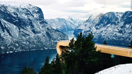 Điểm quan sát ở vùng núi Aurlandsfjord, Nauy có độ cao 609m so với mặt đất.