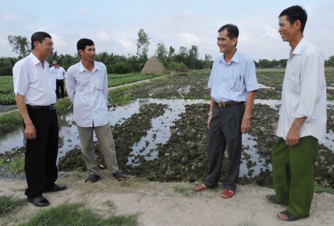Phó Chủ tịch Thường trực UBND tỉnh- Lê Quang Trung hỏi thăm tình hình đời sống, phát triển kinh tế của nông dân
