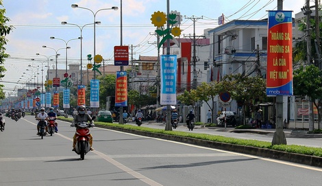 Các con đường ở TP Vĩnh Long như Nguyễn Huệ, Phạm Thái Bường, Phạm Hùng,… giăng đầy biểu ngữ chào mừng triển lãm.