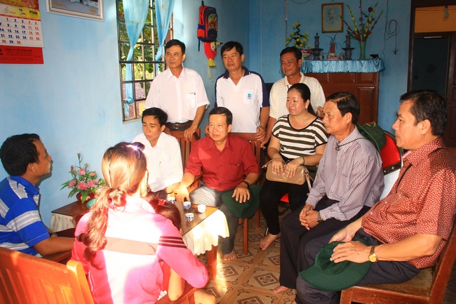 Đoàn công tác thăm hỏi gia đình các hộ dân sinh sống trên đảo Trường Sa Lớn.