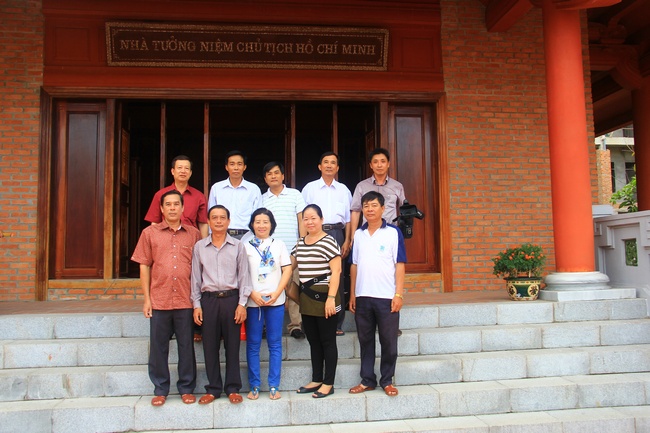 Đoàn cán bộ tỉnh Vĩnh Long chụp ảnh lưu niệm tại Nhà tưởng niệm Chủ tịch Hồ Chí Minh trên đảo Trường Sa Lớn.