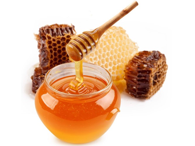 Uống mật ong với nước sôi: Nếu mật ong pha với nước ấm được coi là thứ nước uống tuyệt vời vừa có tác dụng bồi bổ cơ thể, làm đẹp da, giảm cân và phòng tránh nhiều loại bệnh thì pha mật ong với nước đun sôi lại làm mất các chất dinh dưỡng có trong mật ong.