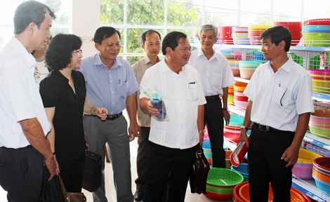 Đoàn đến khảo sát tại siêu thị hàng nhựa gia dụng của Công ty TNHH 1TV Nam Hưng Meko Mart. 