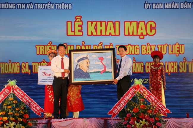 Thứ trưởng Bộ Thông tin và Truyền thông Hoàng Vĩnh Bảo tặng tư liệu về 2 quần đảo Hoàng Sa, Trường Sa cho tỉnh Vĩnh Long.