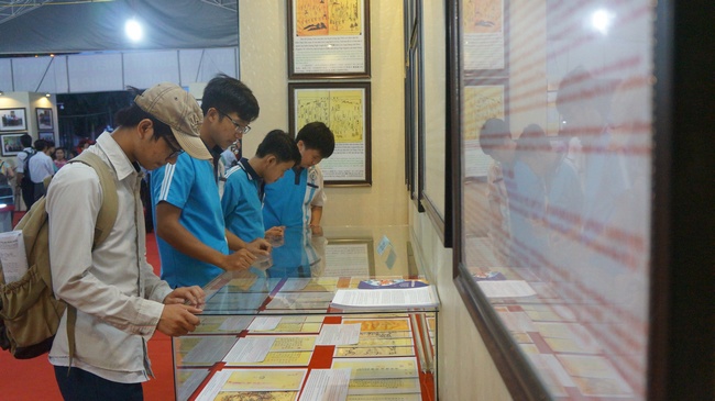 Nhiều bạn trẻ xem các tư liệu, hiện vật, bản đồ về Hoàng Sa, Trường Sa, khẳng định chủ quyền Việt Nam.
