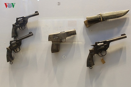 Những khẩu súng ngắn và dao găm do xưởng binh khí của công an Nam Bộ chế tạo.