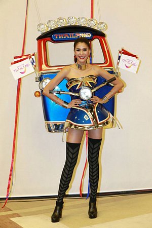 Người đẹp Thái Lan mang thời trang 