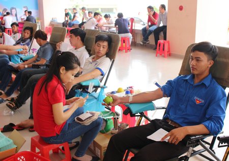 Sinh viên Trường ĐH Sư phạm kỹ thuật Vĩnh Long hăng hái tham gia hiến máu tình nguyện.