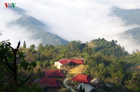 Vẻ đẹp hoang sơ núi rừng trong mây, cùng với những cảnh quan kỳ vĩ nơi ải Bắc Lai Châu đang là điểm đến của hàng nghìn du khách thích ngắm bình minh và ưa mạo hiểm.