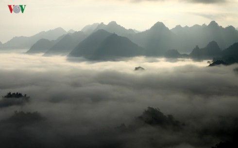 Các điểm ngắm mây đẹp tại Lai Châu là các đỉnh núi thuộc các xã Phìn Hồ, Làng Mô (Sìn Hồ), Tả Lèng (Tam Đường), Pú Đao (Nậm Nhùn), Tà Tổng (Mường Tè), Nậm Loỏng (TP Lai Châu).