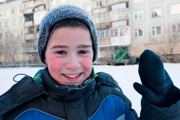 Tại Yakutia, trẻ em dưới 12 tuổi ở khu vực này chỉ được nghỉ học khi nhiệt độ xuống dưới -45 độ C. Trong khi đó tất cả các học sinh lớn hơn đều phải báo danh đầy đủ mỗi ngày.