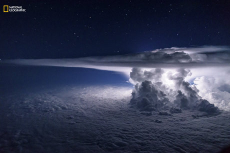 Một cơn bão ở biển Thái Bình Dương. (Nguồn: businessinsider.com)