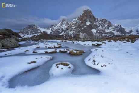 Mặt hồ đóng băng trong những ngày đầu mùa Đông ở Pale di San Martino. (Nguồn: businessinsider.com)