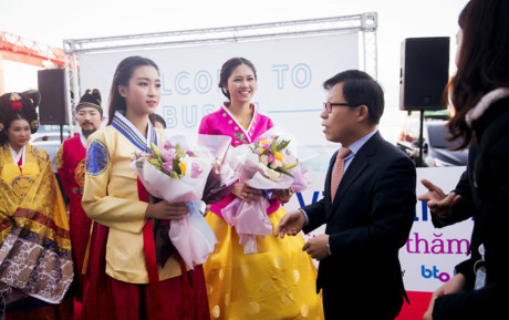 Sau chuyến thăm đất nước Nhật Bản, Hoa hậu Đỗ Mỹ Linh, Á hậu Thanh Tú và đoàn công tác tiếp tục đến tham quan thành phố biển Busan, Hàn Quốc. 