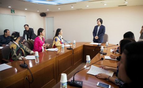 Điểm đến đầu tiên của đoàn là đài truyền hình MBC, có trụ sở chính tại Busan. Họ được ông Haewon Chin (Phó Tổng giám đốc đài MBC) giới thiệu và mời tham quan các phòng ban.
