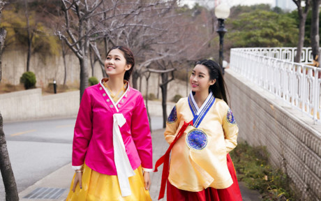 Sau đó, Hoa hậu Đỗ Mỹ Linh và Á hậu Thanh Tú đã cùng dạo quanh đường phố Busan.