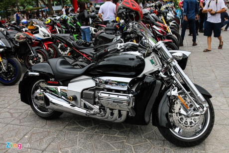 “Khủng long” Honda Valkyrie Rune 1800cc của một thành viên Cần Thơ Motorbike. Đây là chiếc cruiser hầm hố, vang bóng một thời tại Việt Nam