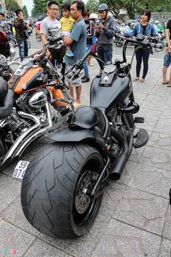 Ngoài ra, còn có một chiếc Harley Davidson độ bánh béo của nhóm Vietgangz Brotherhood