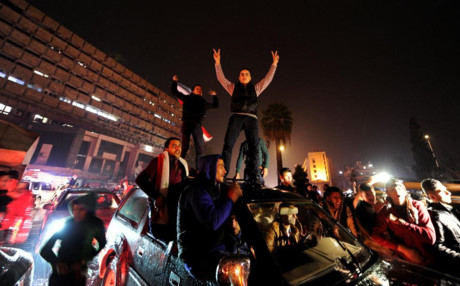 Những người ủng hộ chính quyền ông Bashar al-Assad tụ tập ăn mừng sau chiến thắng của quân đội chính phủ. 