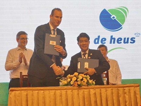 Doanh nghiệp Hùng Nhơn và De Heus ký kết hợp tác xây dựng chuỗi chăn nuôi khép kín an toàn. Ảnh: QH