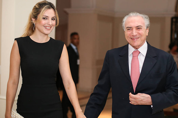 Tổng thống Brazil Michel Temer (sinh năm 1940) kết hôn với người vợ hiện tại - bà Marcela Temer (phải), vào năm 2003. Ảnh: Folha.