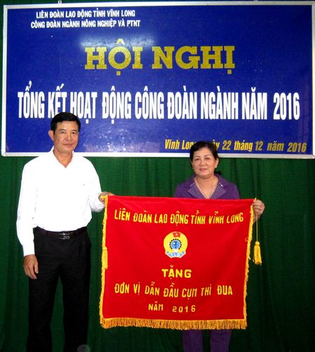 Ông Huỳnh Bá Long- Chủ tịch LĐLĐ tỉnh trao cờ khen cho tập thể dẫn đầu khối CĐCS ngành.