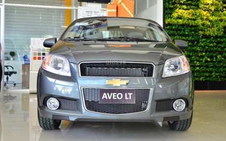Chevrolet Aveo LT 1.5L 5MT có giá 445 triệu đồng. Mẫu xe này đã tạo được ấn tượng mạnh mẽ từ người tiêu dùng với diện mạo nổi bật cùng mức giá khá “mềm” (Ảnh: AutoZoom)