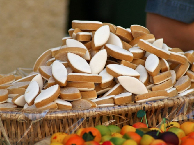 Calissons của Pháp là một loại kẹo dẻo làm bằng kẹo trái cây và có hương vị hạnh nhân. Ảnh: Jean-louis zimmermann/Flickr 