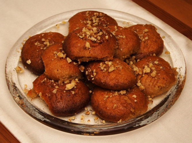 Lễ giáng sinh ở Hy Lạp sẽ không được hoàn hảo nếu thiếu món melomakarona. Bánh được thực hiện với các thành phần như mật ong, dầu ô liu, và các loại hạt. Ảnh: Alexander Baxevanis/Flickr
