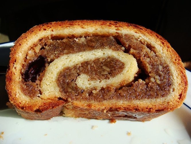 Beigli là một loại bánh nướng cuộn truyền thống Hungary làm từ bột mì, quả óc chó. Ảnh: Ann T./Yelp