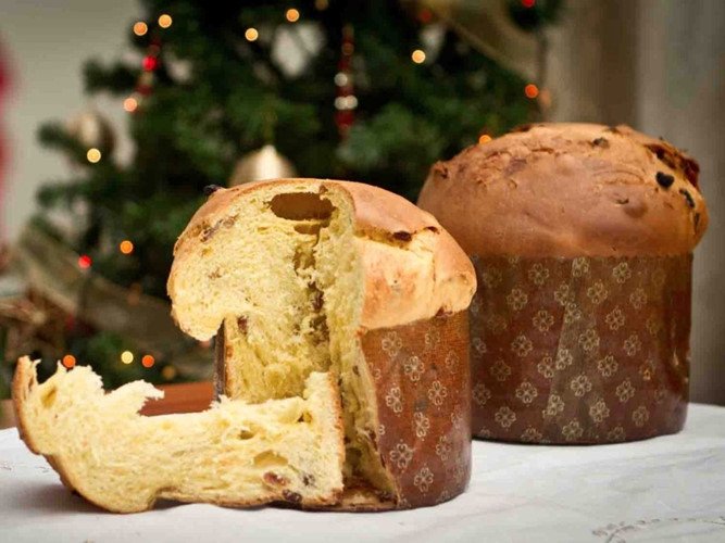 Panettone của Italy là một bánh mì ngọt kết hợp cùng cam, vỏ chanh và nho khô. Ảnh: Nicola since 1972/Flickr