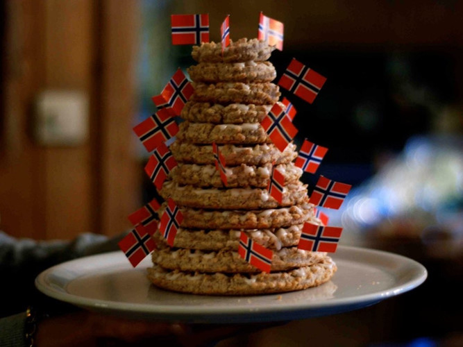 Bánh kransekake vòng hạnh nhân là món ăn phổ biến cho tất cả các dịp lễ lớn, bao gồm cả lễ Giáng sinh ở Na Uy. Ảnh: Gcbb/Flickr