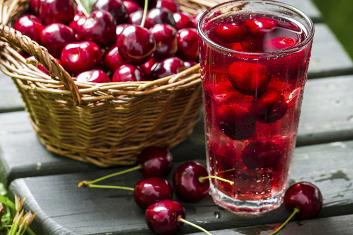Nước ép quả anh đào-Nghiên cứu chỉ ra rằng cherry rất có lợi trong giảm lượng axit uric.Uống nước ép anh đào 2 lần mỗi ngày giúp ngăn ngừa đau và viêm khớp do axit uric.