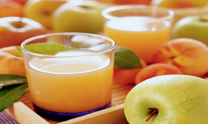 Nước ép táo giúp trung hòa axit uric trong cơ thể, do đó giúp giảm đau và viêm. Táo cũng chứa axit malic có tác dụng làm giảm axit uric. Do vậy bạn cần ăn 1 quả táo mỗi ngày để giảm các triệu chứng bệnh gút.