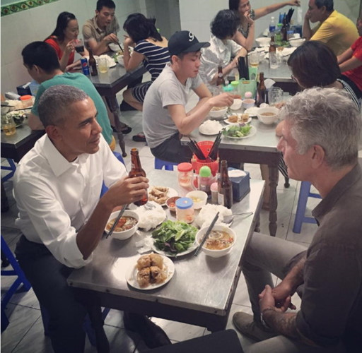 Nhân chuyến thăm chính thức Việt Nam từ ngày 23 - 25/5/2016, Tổng thống Obama đã dùng bữa tối tại quán bún chả Hương Liên trên phố Lê Văn Hưu, Hà Nội. Ông đã cùng đầu bếp Mỹ nổi tiếng Anthony Bourdain thưởng thức món bún chả và uống bia Hà Nội. (Ảnh: Instagram của Anthony Bourdain)