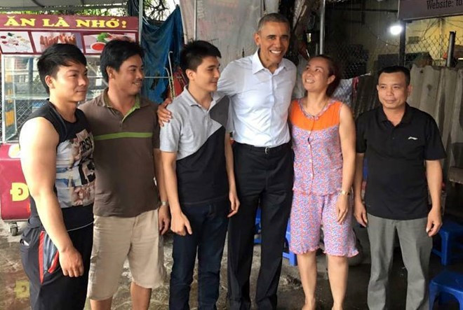 Ông Obama nói chuyện thân mật với chị Trà, chủ quán trà đá và người dân địa phương. Mọi người thích thú trước sự thân thiện và gần gũi của vị Tổng thống Mỹ. (Ảnh: Zing)