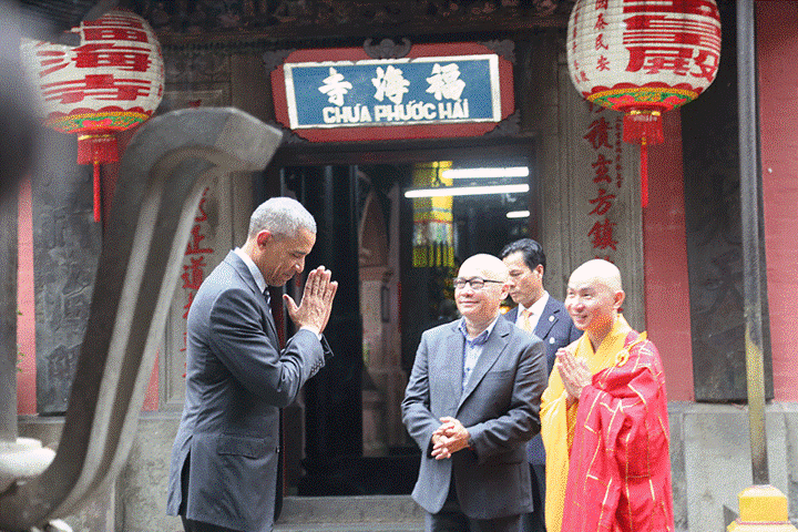 Trong thời gian ở Việt Nam, Tổng thống Obama đã đến thăm chùa Ngọc Hoàng ở quận 1, TP HCM. Ông chào nhà sư trụ trì chùa theo nghi thức nhà Phật. (Ảnh: Tuổi Trẻ)