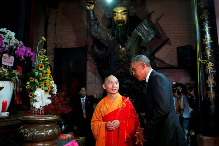 Tổng thống Obama đã  trò chuyện với các nhà sư tại Ngọc Hoàng (ở Quận 1, TP HCM). (Ảnh: Reuters)