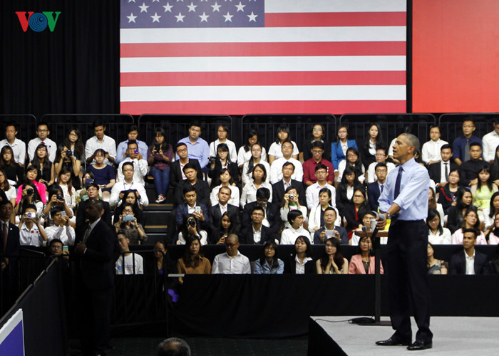 Trưa 25/5, tại TPHCM, Tổng thống Obama gặp gỡ các thành viên của Sáng kiến Thủ lĩnh trẻ Đông Nam Á (YSEALI). Sau phần phát biểu mở đầu, ông Obama rời khỏi bục, cởi chiếc vest rồi xắn tay áo để thoái mái nói chuyện với các bạn trẻ. (Ảnh: Hà Khánh)