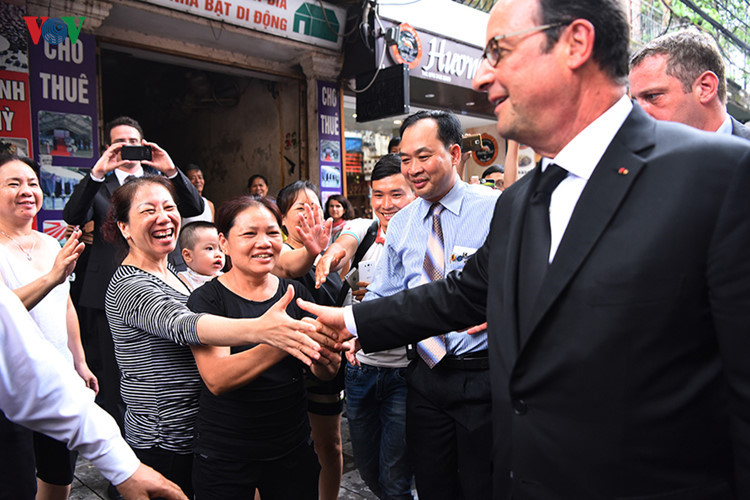 Dạo thăm phố cổ Hà Nội từ phố Mã Mây sang phố Hàng Bạc, Tổng thống Pháp Francois Hollande đã nhận được sự chào đón nồng nhiệt của người dân phố cổ Hà Nội và đông đảo khách du lịch. (Ảnh: Giang Huy)